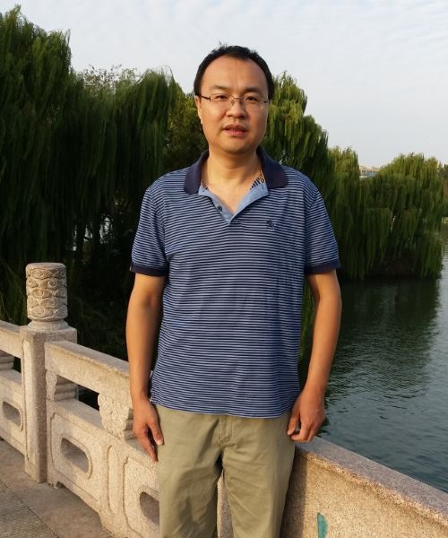 男人站在河边描述已自动生成