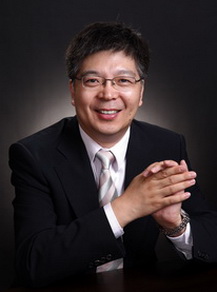 穿着西装笔挺的男子描述已自动生成